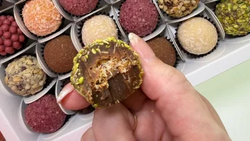 Brigadeiros s příchutí dubajská čokoláda s pistáciovou polevou